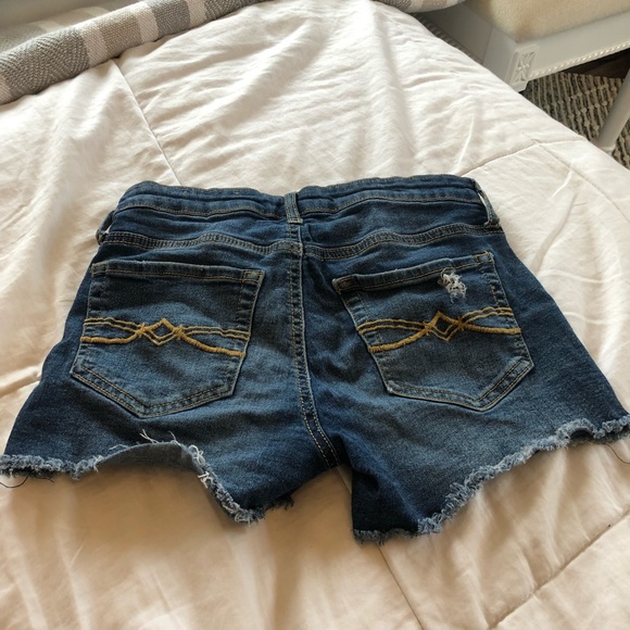 Mudd ripped Jean shorts - Picture 3 of 5